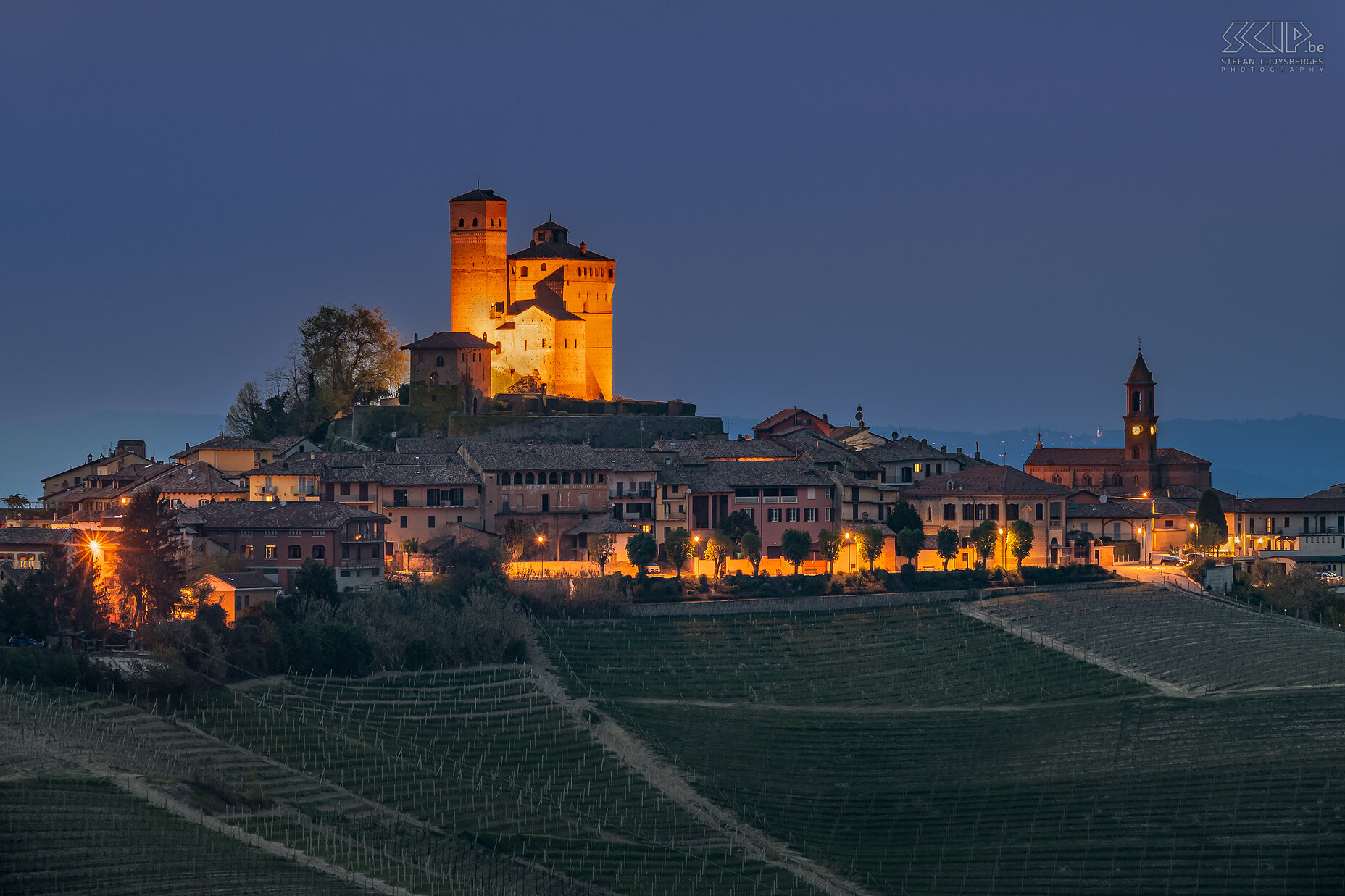 Serralunga d'Alba - By night Het kasteel van Serralunga d’Alba valt op vanwege de vierkante toren en magistrale ophaalbrug. Het was een verdedigingsfort, maar gelijktijdig een pronkstuk van de familie Falletti.<br />
 Stefan Cruysberghs